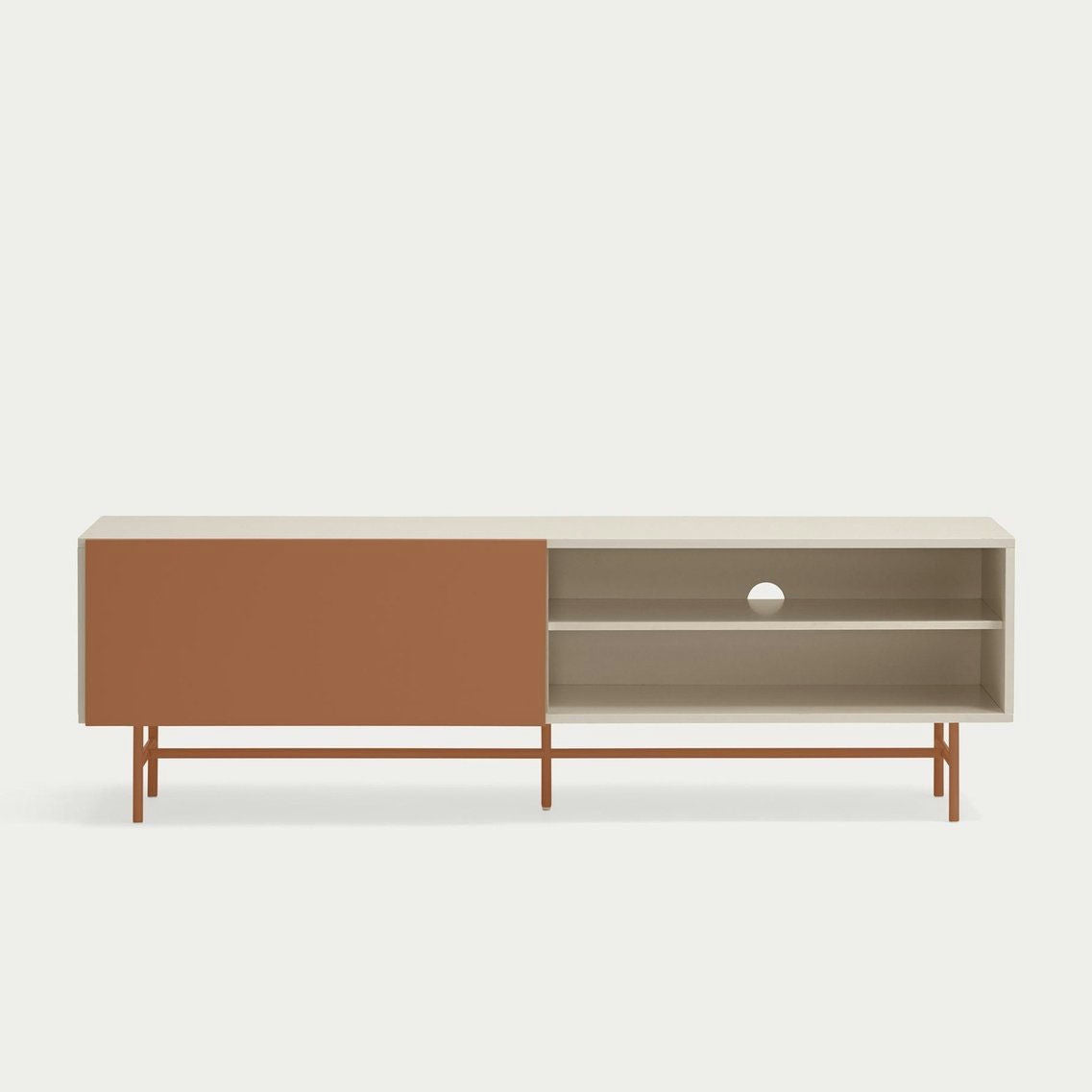 El Mueble TV Nube 2P2C es un mueble de TV minimalista con puerta corrediza marrón, marco beige, dos estantes abiertos y patas esbeltas, ofreciendo un diseño exclusivo que realza cualquier espacio.