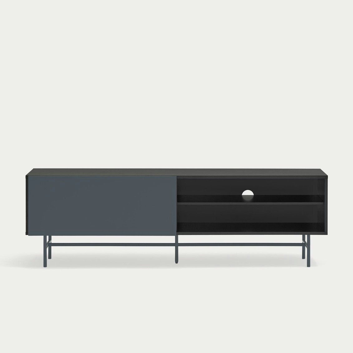 El Mueble TV Nube 2P2C es un mueble de TV minimalista y oscuro con puerta corrediza, estantes abiertos, orificio para la gestión de cables y patas delgadas. Su diseño exclusivo permite una personalización única para adaptarse a su espacio y estilo.