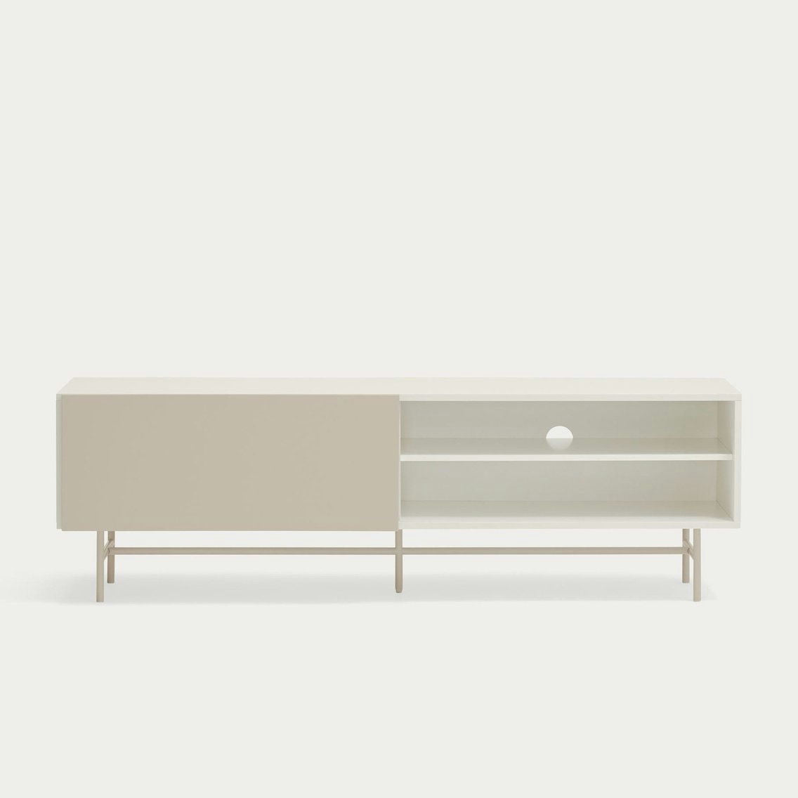 Conoce el Mueble TV Nube 2P2C, un mueble minimalista en color beige con un diseño elegante con puerta corrediza, estantes abiertos a la derecha y patas delgadas. Personaliza tu espacio vital con esta elegante pieza.