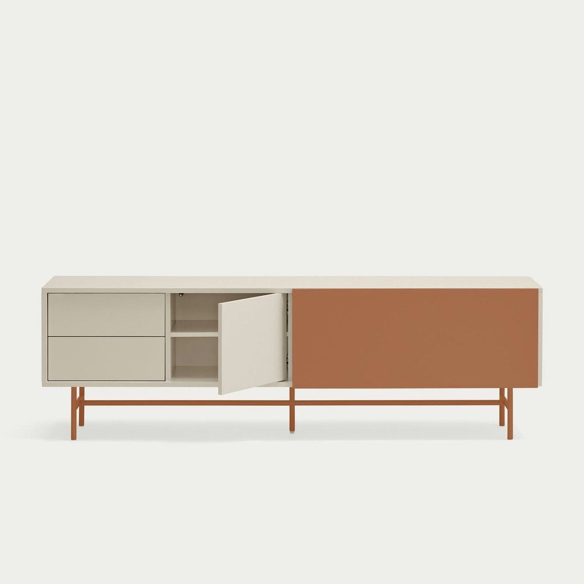 El Mueble TV Nube 2P2C es un aparador moderno con una puerta abierta que deja a la vista estantes, dos cajones color crema y un gran armario marrón sobre una estructura minimalista de acero. Su diseño exclusivo permite una personalización única para adaptarse perfectamente a su espacio vital.