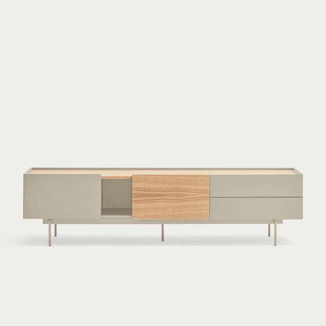 El Mueble TV Otto 2P2C es un aparador beige moderno y discreto con una puerta corrediza de madera y elegantes patas de metal. Ofrece tres cajones y un compartimento abierto, ideal para almacenar contenido multimedia en cualquier espacio habitable con estilo.