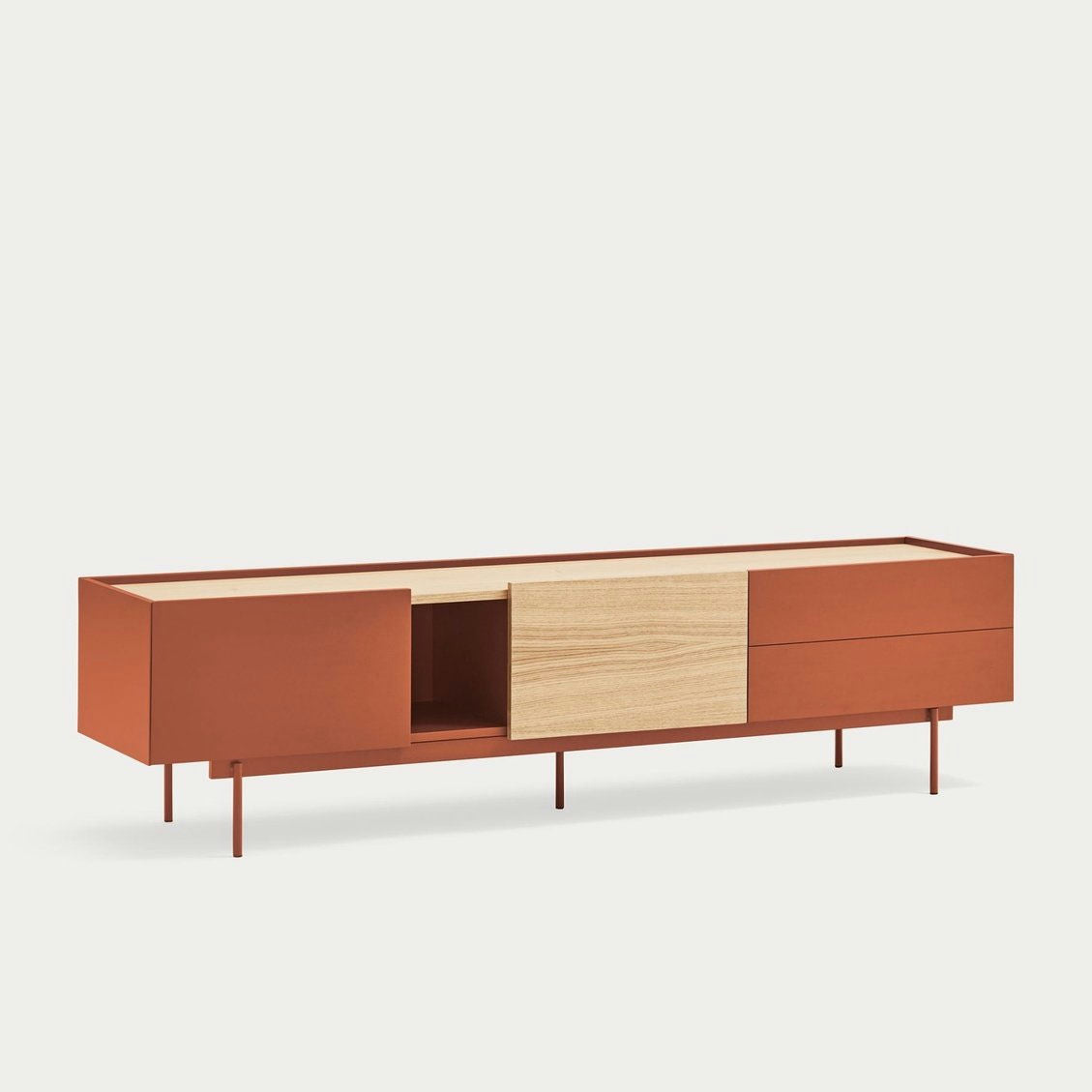 El Mueble TV Otto 2P2C es un aparador moderno ideal para el almacenamiento multimedia, que presenta un marco de color rojo anaranjado y una puerta corrediza central de madera clara, sostenida por patas delgadas.