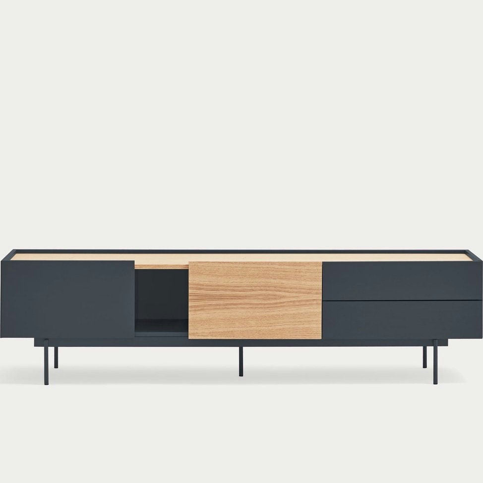 El Mueble TV Otto 2P2C presenta un diseño minimalista con un marco gris oscuro, puertas corredizas de madera clara y delgadas patas de metal, lo que lo hace ideal para espacios contemporáneos que priorizan el almacenamiento eficiente de multimedia.