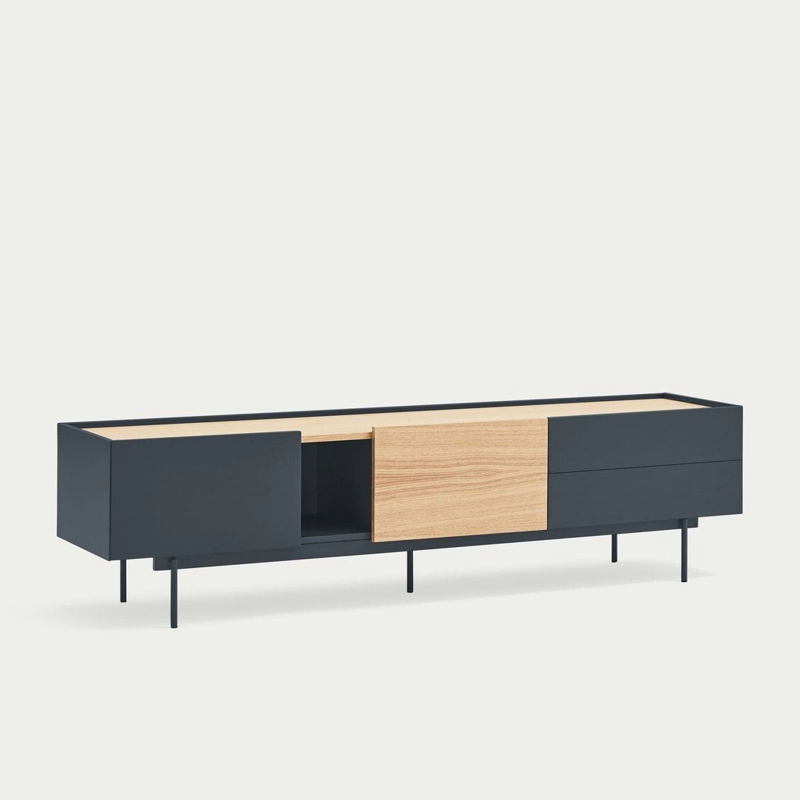 El Mueble TV Otto 2P2C es un mueble de TV minimalista y de perfil bajo con acabado en madera natural y negra, con puertas corredizas y estantes abiertos, sobre un fondo liso.
