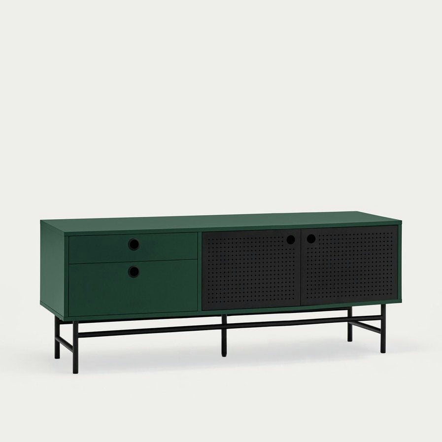 El Mueble TV Punto 2P2C es un aparador verde moderno con puertas corredizas perforadas en negro, dos cajones en el lado izquierdo para un almacenamiento elegante y elegantes patas de metal negro que contrastan con un fondo claro.