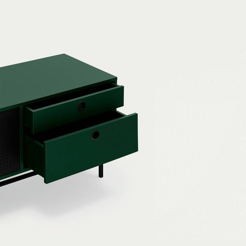 El Mueble TV Punto 2P2C, un mueble verde con dos cajones abiertos en el lado izquierdo, muestra un almacenamiento elegante sobre un fondo blanco liso.