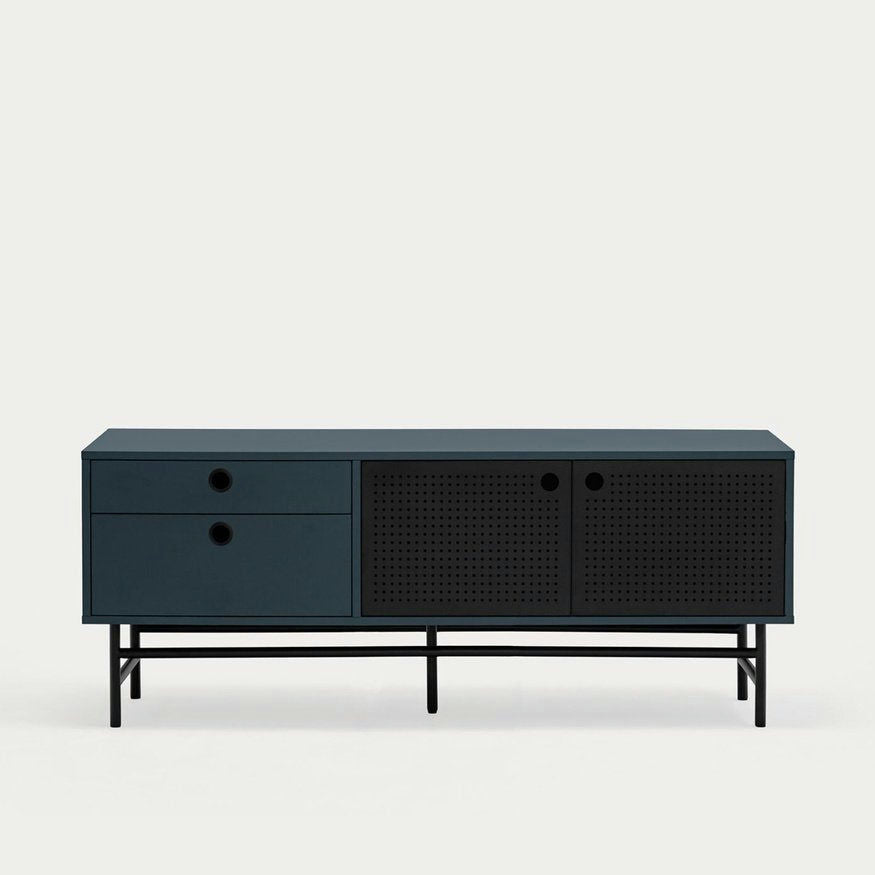 El Mueble TV Punto 2P2C es un aparador moderno en color verde azulado oscuro ideal para un almacenamiento elegante, con dos cajones y dos puertas de gabinete perforadas sobre un elegante marco de metal negro, que combina perfectamente estilo y funcionalidad.