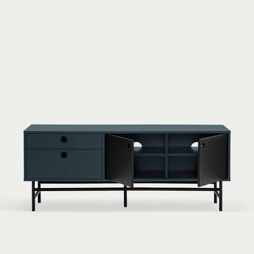 El Mueble TV Punto 2P2C presenta un diseño moderno en verde azulado oscuro, con dos cajones y dos puertas de armario abiertas para un almacenamiento elegante. Las estanterías interiores garantizan un espacio organizado y se eleva sobre elegantes patas de metal negro que reflejan un verdadero diseño contemporáneo.