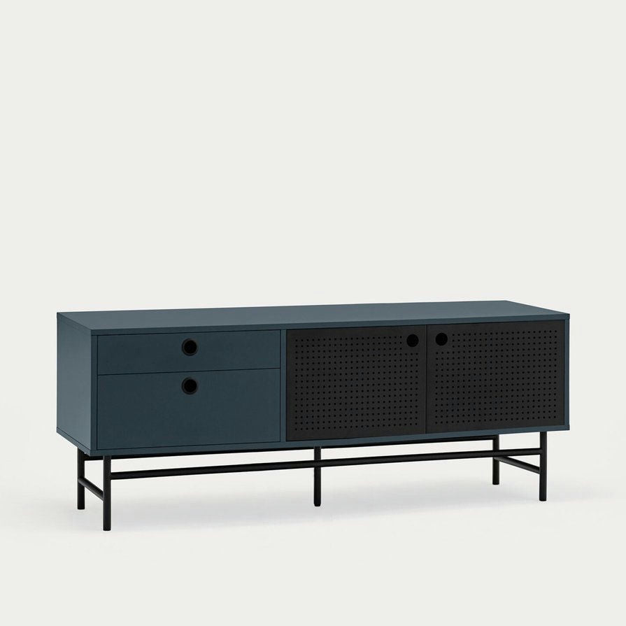 El Mueble TV Punto 2P2C es un elegante aparador con almacenamiento oculto, acabado en azul oscuro y elevado sobre un moderno marco de metal negro, que proporciona un almacenamiento elegante.