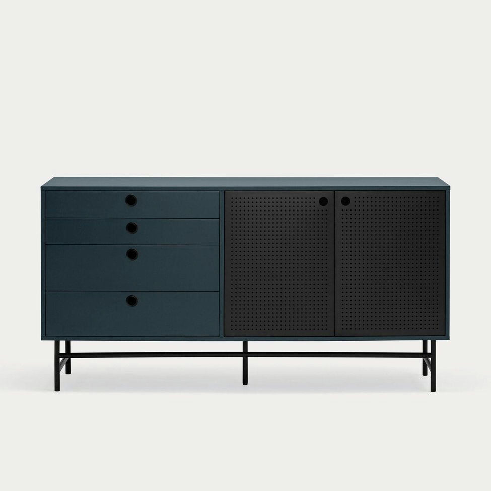 El Mueble TV Punto 2P4C en azul oscuro cuenta con cuatro cajones a la izquierda, dos puertas texturizadas a la derecha y reposa sobre un fino marco de metal negro. Ofrece amplio espacio de almacenamiento y organización, personificando el diseño contemporáneo para espacios modernos y actuando como un versátil soporte para TV.