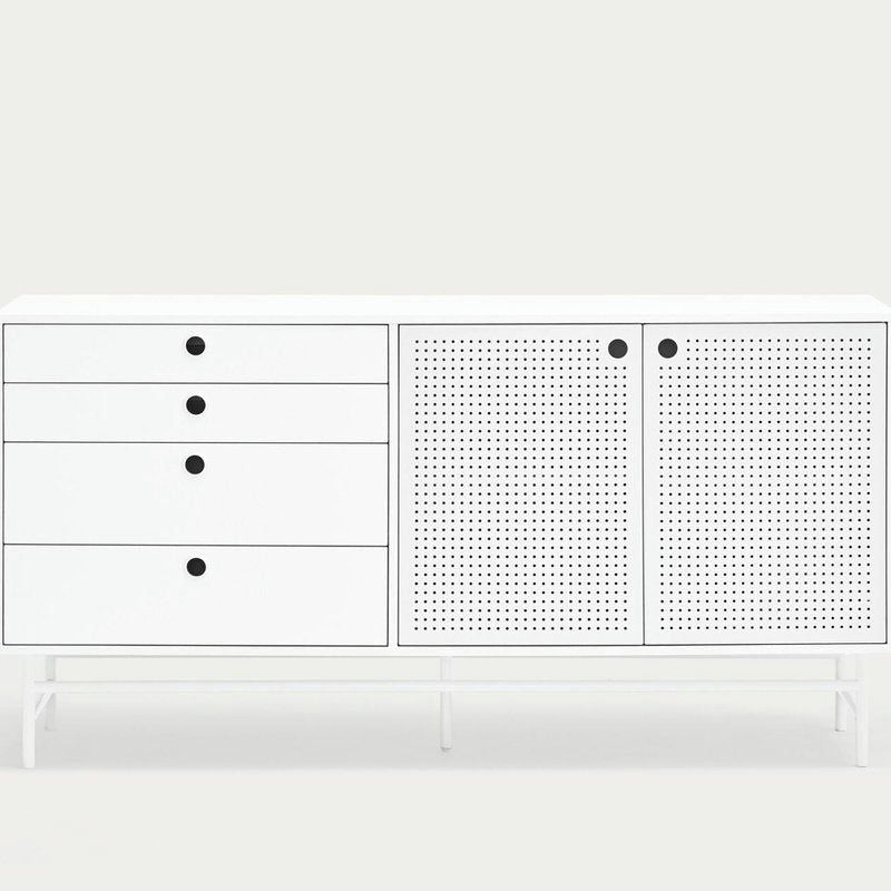 El Mueble TV Punto 2P4C es un elegante aparador blanco que presenta un diseño contemporáneo, cuatro cajones en el lado izquierdo y dos puertas de gabinete perforadas en el lado derecho con perillas negras para un almacenamiento y organización óptimos.