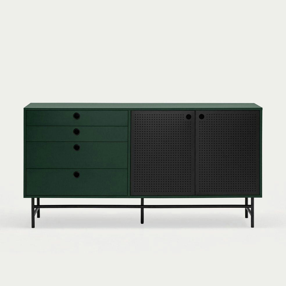 El Mueble TV Punto 2P4C, un aparador verde oscuro con cuatro cajones y dos puertas negras sobre patas de metal, ofrece un elegante diseño contemporáneo para almacenamiento y organización sobre un fondo blanco liso.
