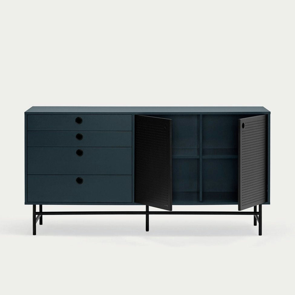 El Mueble TV Punto 2P4C es un aparador contemporáneo de color verde azulado oscuro que cuenta con cuatro cajones y dos puertas de armario abiertas sobre patas de metal, perfecto para guardar cosas y organizarlas. Su diseño elegante combina a la perfección con la funcionalidad, lo que lo convierte en una opción ideal para configuraciones multimedia.