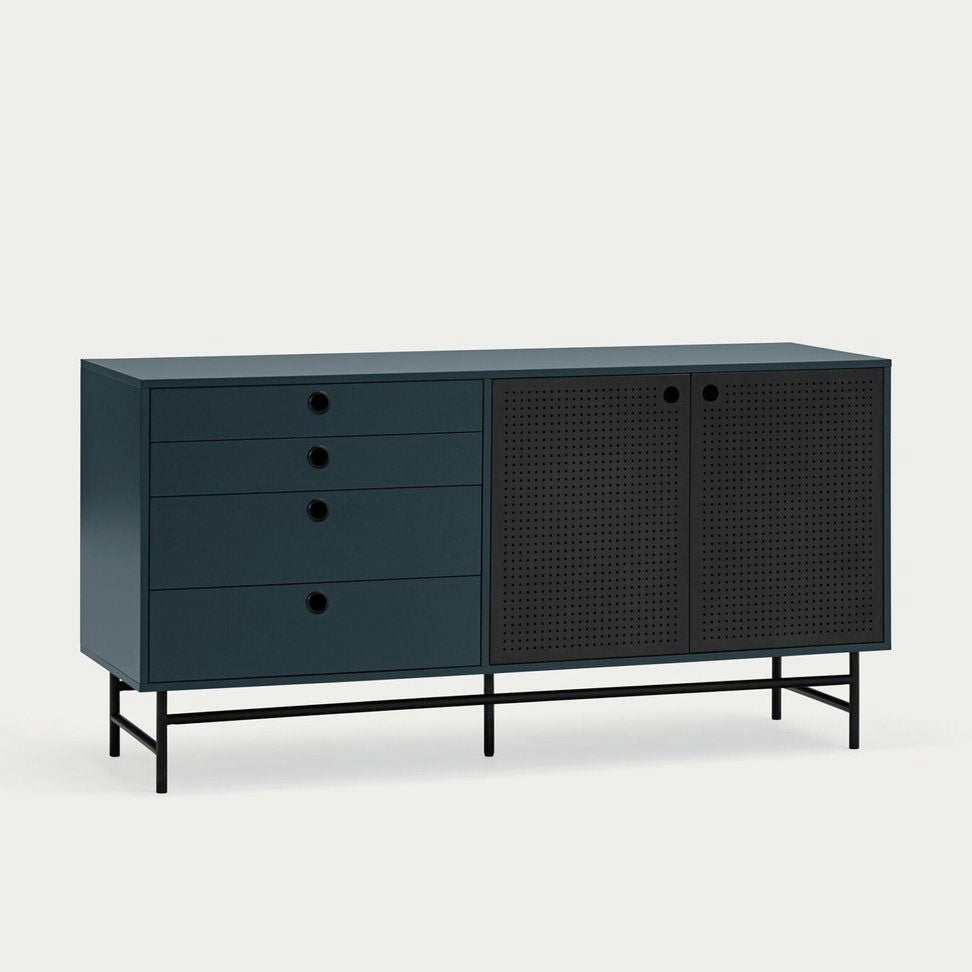 El Mueble TV Punto 2P4C, en un elegante color verde oscuro, es perfecto para el almacenamiento y la organización, ya que ofrece cuatro cajones a la izquierda y dos puertas perforadas a la derecha con un marco de metal negro. Su diseño contemporáneo también lo convierte en una opción ideal para mueble de TV.