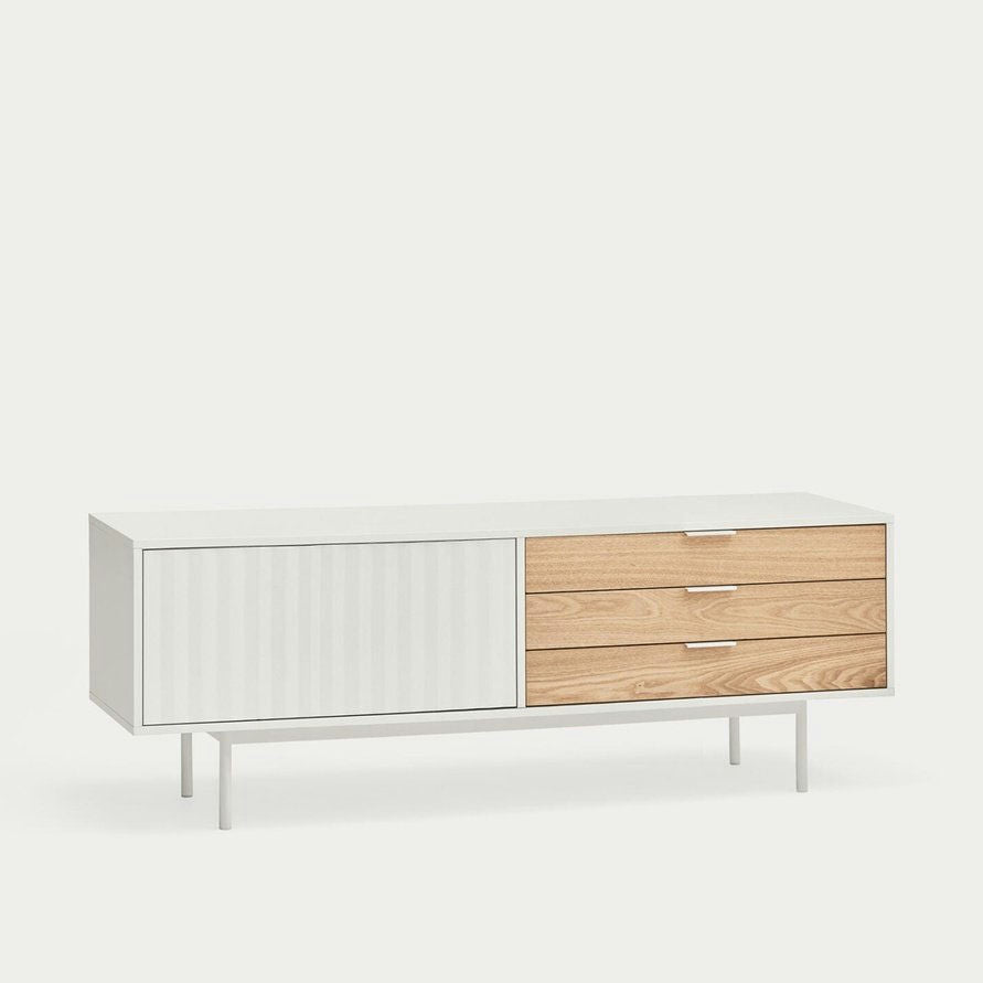El Mueble TV Sierra 1P3C es un aparador moderno que presenta un diseño minimalista con una puerta corrediza blanca, tres cajones de madera y delgadas patas blancas, que ofrece líneas elegantes y estilizadas para un uso versátil como almacenamiento elegante y como soporte de TV contemporáneo.
