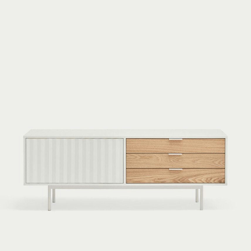 El Mueble TV Sierra 1P3C es un aparador moderno con marco blanco y elegante diseño asimétrico, que cuenta con una puerta corrediza a la izquierda para un almacenamiento elegante y tres cajones de madera a la derecha, ideal como almacenamiento elegante o incluso como mueble de TV moderno.