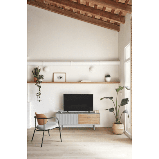 La sala de estar minimalista destaca un televisor en el moderno soporte Mueble TV Sierra 1P3C, complementado con una elegante silla, plantas en macetas y un estante flotante. Las vigas de madera expuestas realzan el encanto del techo, mientras que el almacenamiento inteligente mantiene el espacio elegante y ordenado.