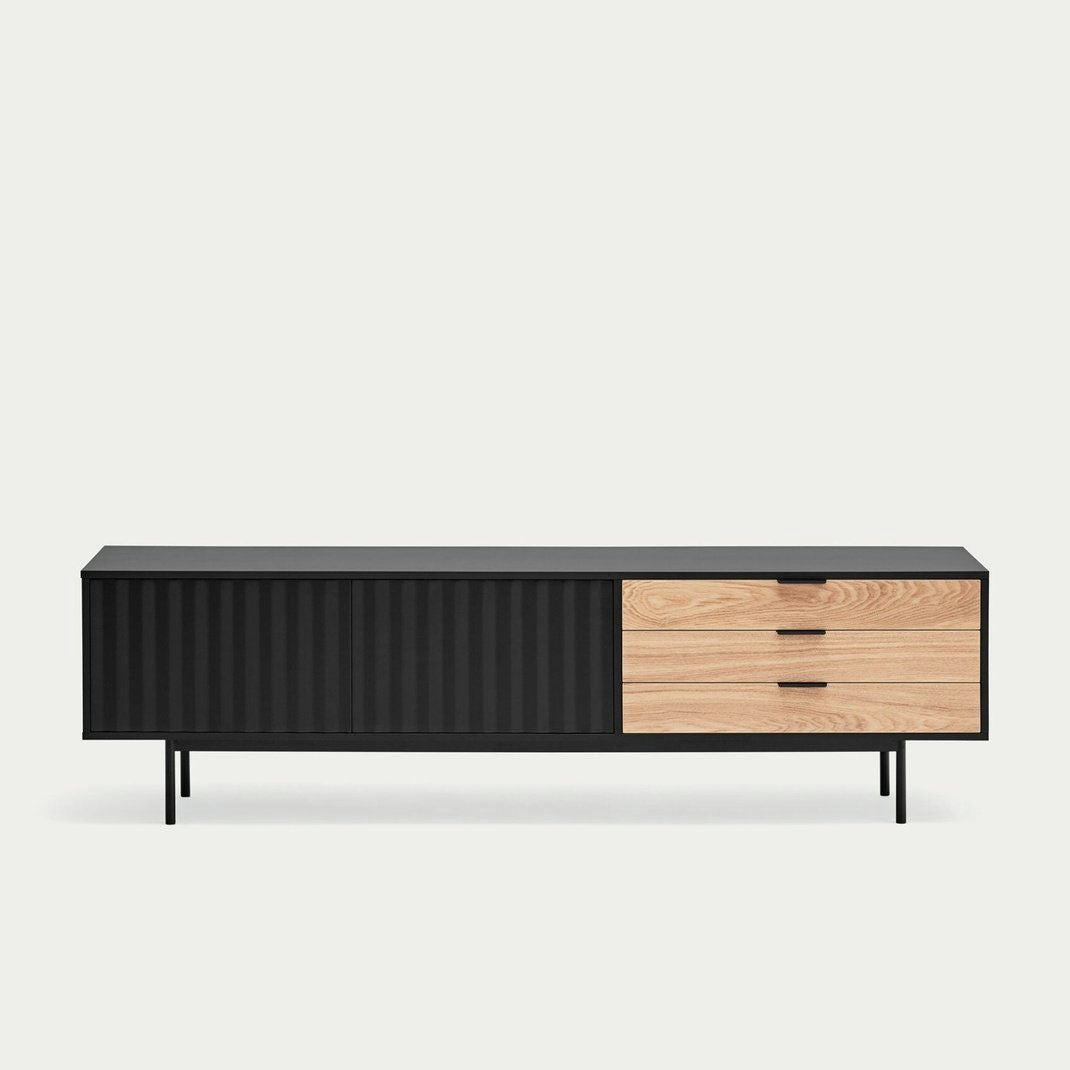 El Mueble TV Sierra 2P3C es un aparador moderno de madera y negro con tres cajones de madera y dos puertas negras, sostenido por patas delgadas. Presenta un diseño moderno y un almacenaje elegante sobre un fondo liso.