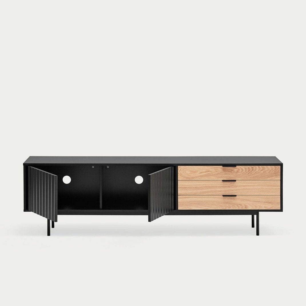 El Mueble TV Sierra 2P3C cuenta con un diseño moderno con elegantes acabados en negro y madera, tres cajones a la derecha y dos puertas de gabinete abiertas a la izquierda, brindando un almacenamiento elegante con un generoso espacio interior.