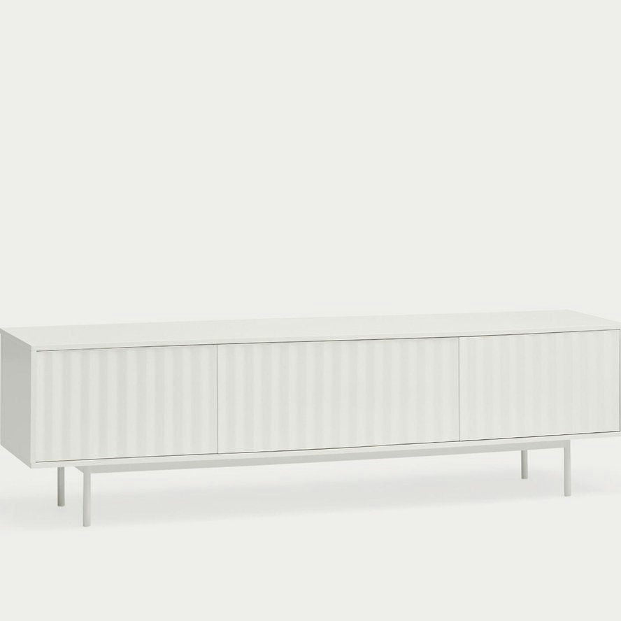 El Mueble TV Sierra 3P es un aparador blanco moderno de tres puertas y diseño minimalista, sostenido elegantemente por finas patas. Perfecto para el almacenamiento multimedia, combina a la perfección estilo y funcionalidad.