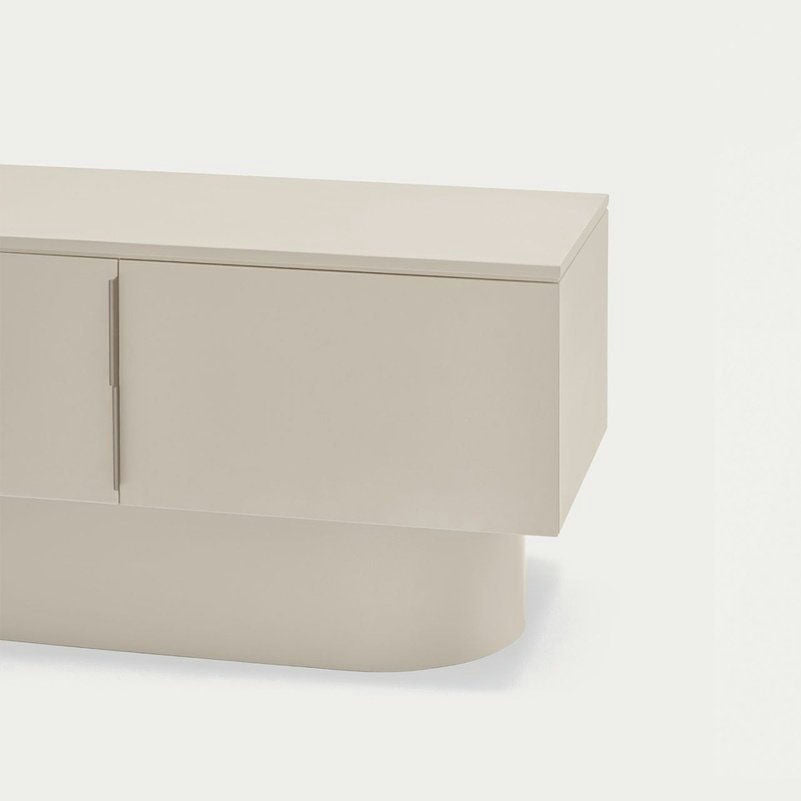 El Mueble TV Totem 4P es un aparador minimalista de color beige claro con dos puertas sobre base curva, ideal para tu salón como mueble de televisión.