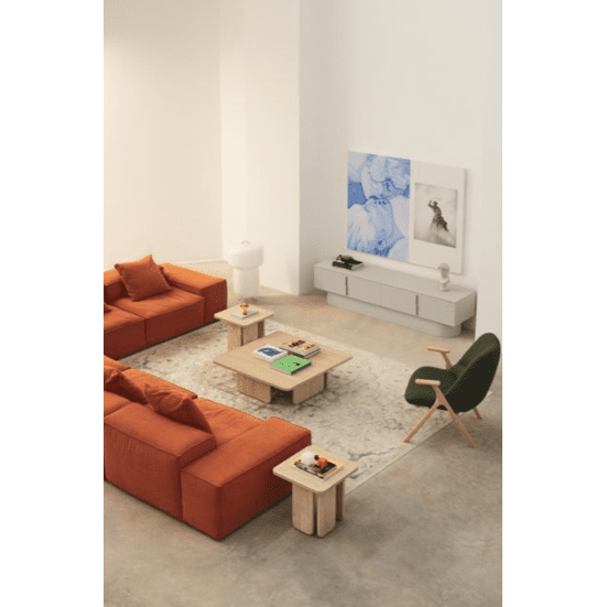 Una sala de estar moderna cuenta con dos sofás naranjas, una silla verde y una mesa de café de madera clara. El Mueble TV Totem 4P se encuentra debajo de la pintura artística, encarnando un diseño minimalista.