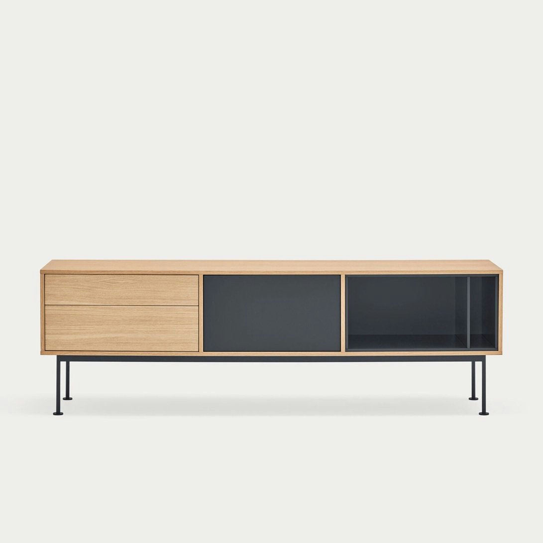 El Mueble TV Yoko 1P2C es un aparador minimalista de madera con dos puertas macizas y una puerta de vidrio negro, elevado sobre patas de metal negro, que personifica el diseño contemporáneo para un almacenamiento elegante.
