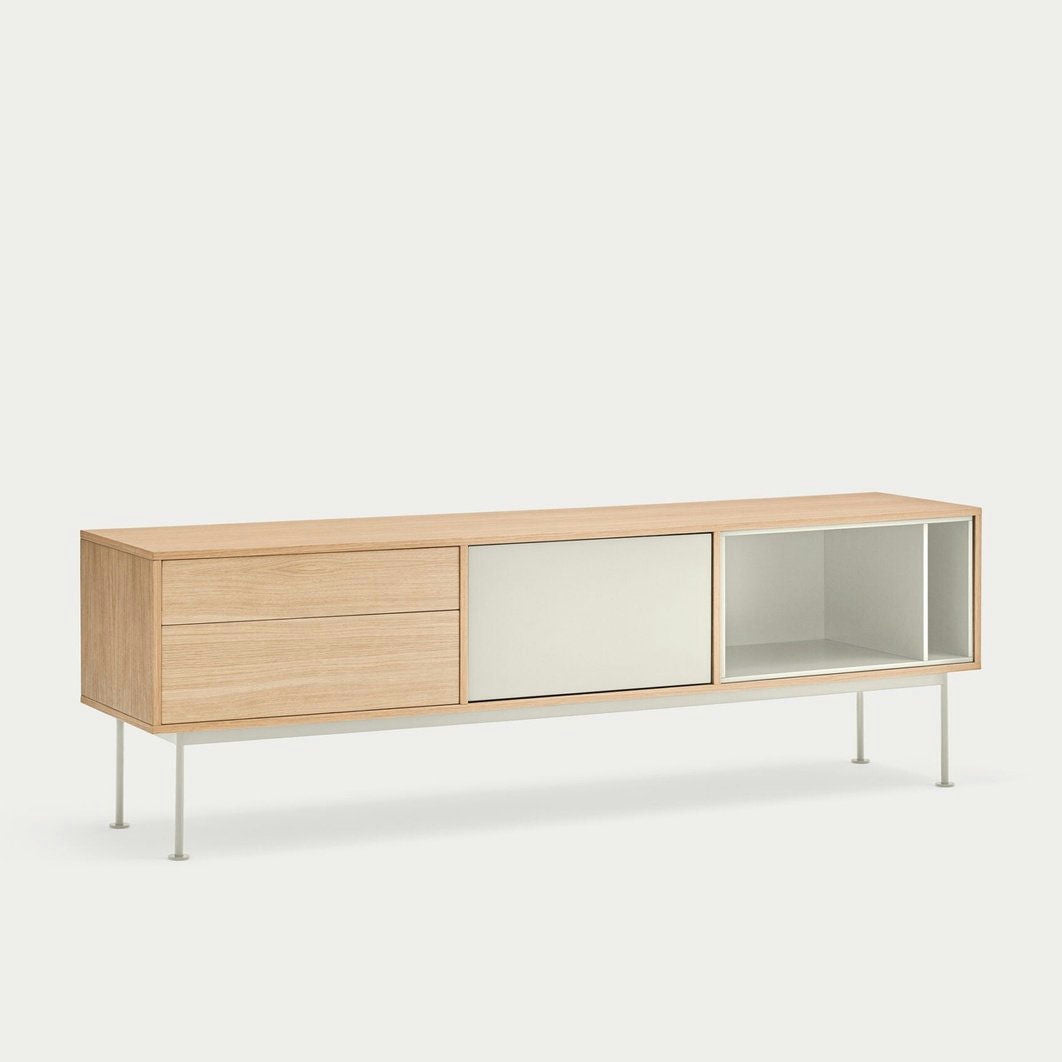 El Mueble TV Yoko 1P2C es un aparador moderno de madera con tres cajones a la izquierda, una puerta central corrediza blanca y un estante derecho abierto. Se apoya sobre patas de metal delgadas y exhibe un diseño contemporáneo que realza cualquier espacio con almacenamiento elegante.