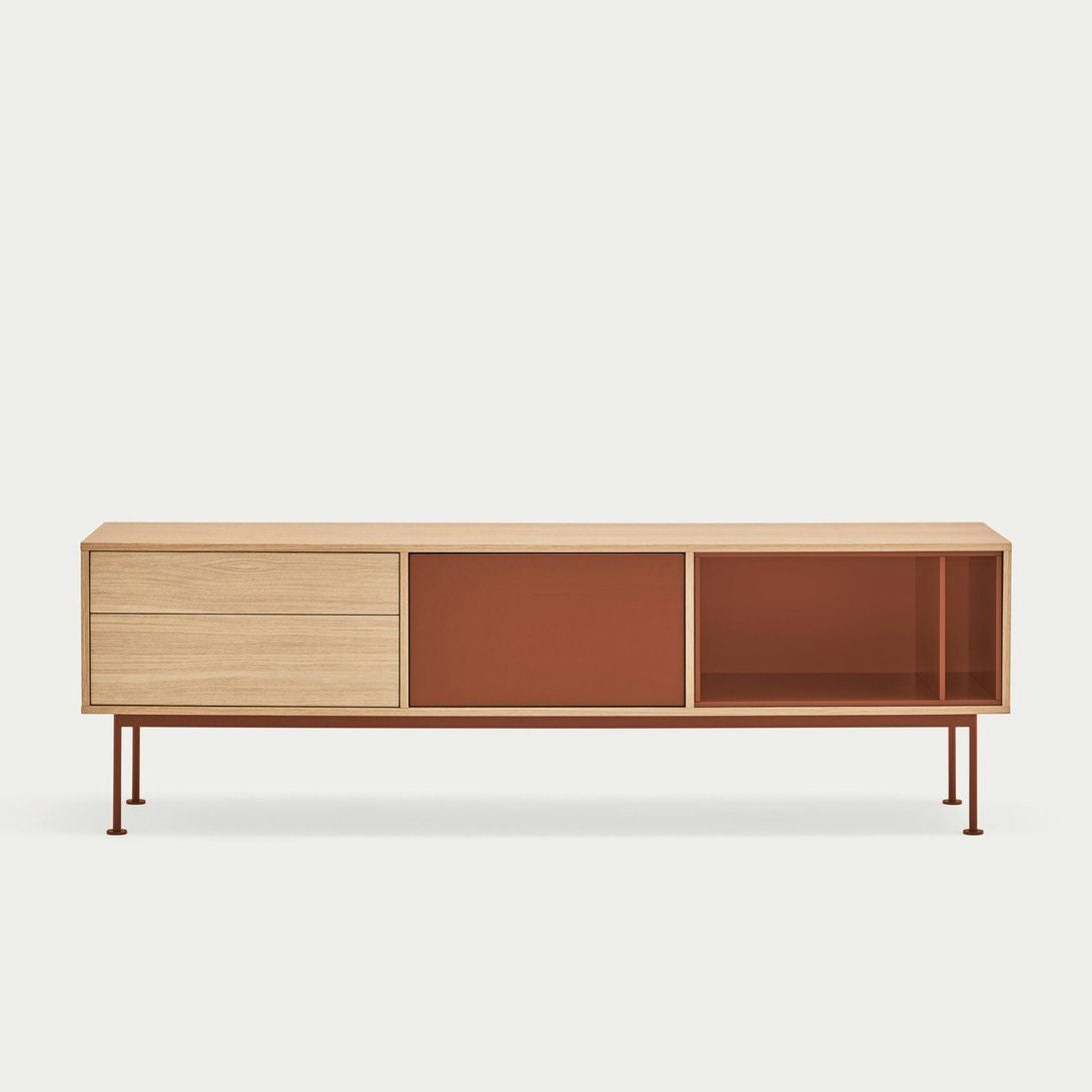 El Mueble de TV Yoko 1P2C ofrece almacenamiento elegante con dos cajones, un panel deslizante marrón y un compartimento con estante abierto. Esta pieza de diseño contemporáneo está sostenida por delgadas patas de metal.