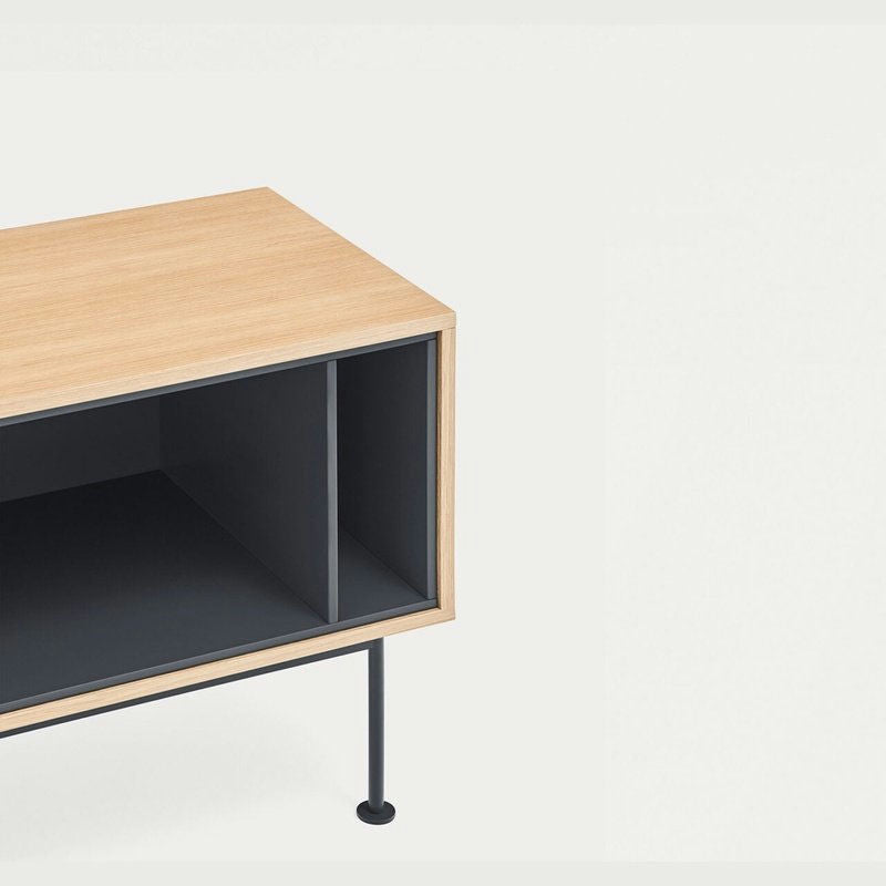 El Mueble de TV Yoko 1P2C es un mueble minimalista de madera con estructura de metal negro que ofrece un estante abierto y un diseño moderno y contemporáneo. Ofrece almacenamiento elegante y, al mismo tiempo, funciona de manera exquisita como soporte para TV.