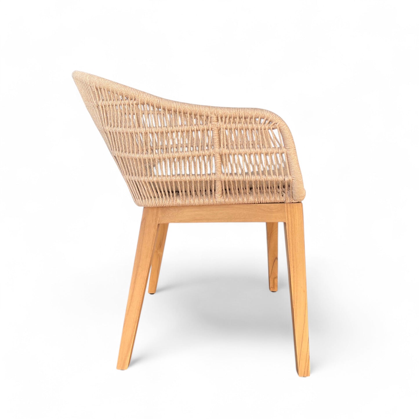 Silla de exterior NATURE de teca y cuerda sintética beige (62×62×81 cm) con respaldo tejido natural y patas de madera, vista lateral sobre fondo blanco, ideal para cualquier mobiliario de jardín.