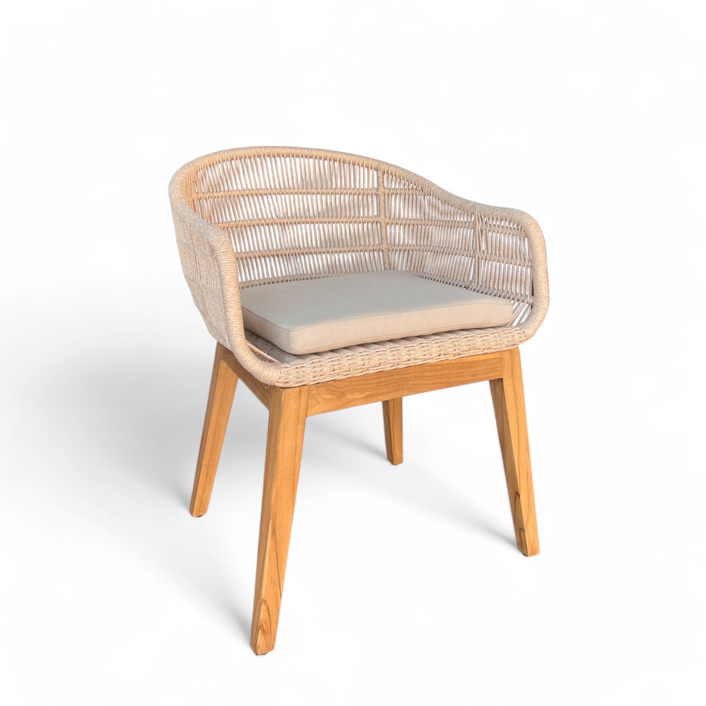 La Silla de exterior de teca y cuerda sintética beige 62 × 62 × 81 cm - natural - NATURE presenta un respaldo redondeado, un cojín ligero y robustas patas de madera de teca -ideal como mobiliario de jardín- sobre un fondo blanco liso.