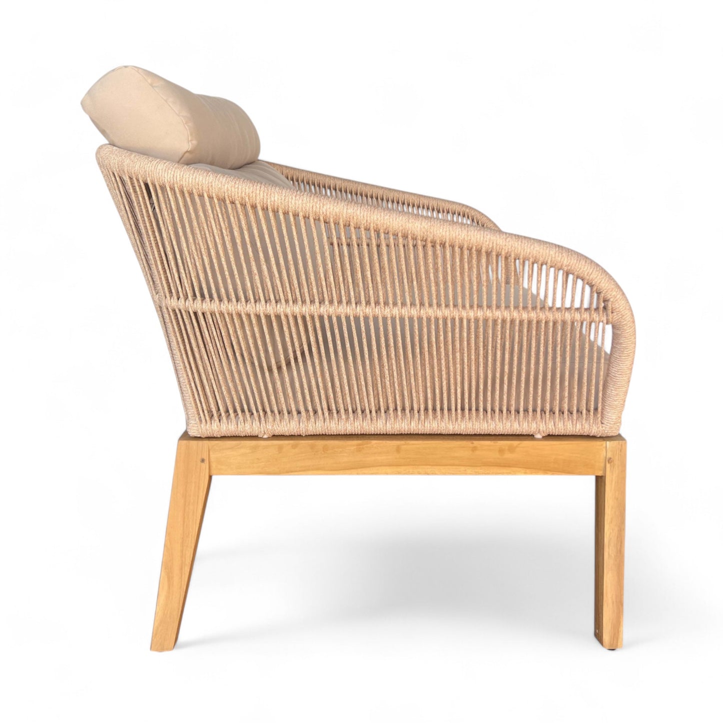 Vista lateral del Sillón de exterior de teca y cuerda sintética beige 84 × 77 × 75 cm - natural - NATURE, con estructura de teca clara, laterales de cuerda sintética beige y cojines beige, ideal para la decoración exterior de jardines, sobre fondo blanco.