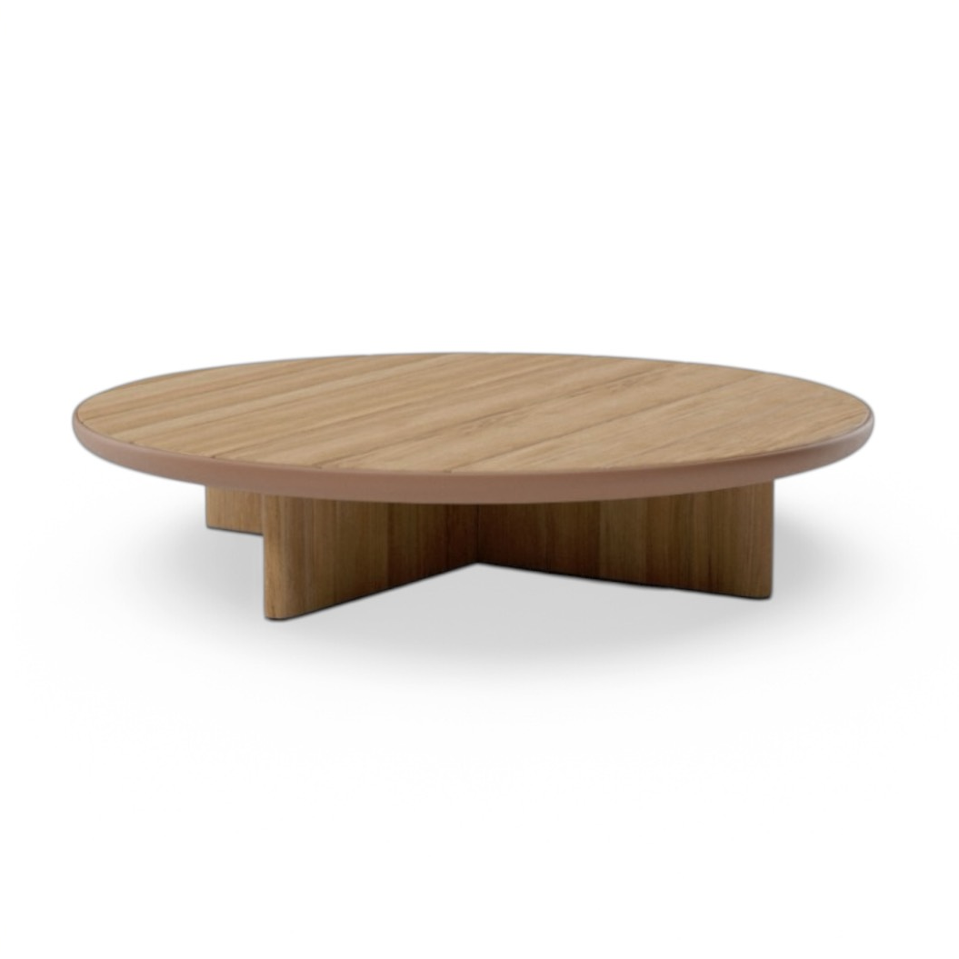 Mesa de centro redonda de teca natural Ø100 × 25 cm NIZA, estilo contemporáneo, ideal como mesa de jardín. Perfecta para quienes buscan muebles exteriores duraderos. Mostrada sobre fondo blanco.