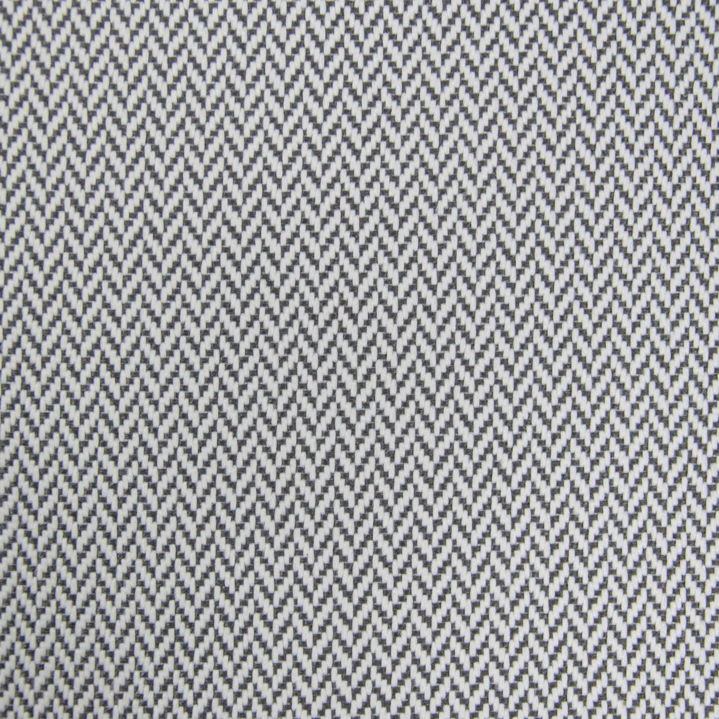 Detalle de un tejido chevron blanco y negro con diseño de espiga en zigzag, ideal para el Foam Bean bag OM 110 Canaria - uso exteriores, que combina asiento cómodo y estilo moderno para su espacio exterior.