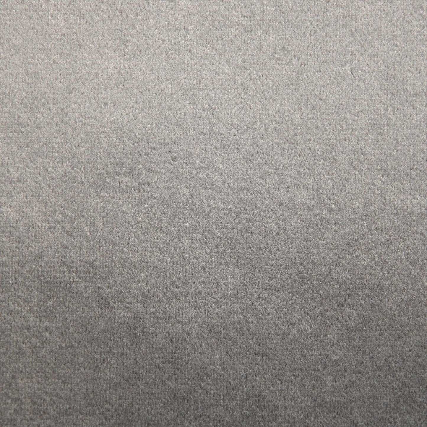 Detalle de la tela lisa de color gris claro, perfecta para crear un asiento funcional o tapizar el Pouf cuadrado de terciopelo compacto y ligero 50×50×35 cm PLUS 50 BARCELONA para su dormitorio o salón.