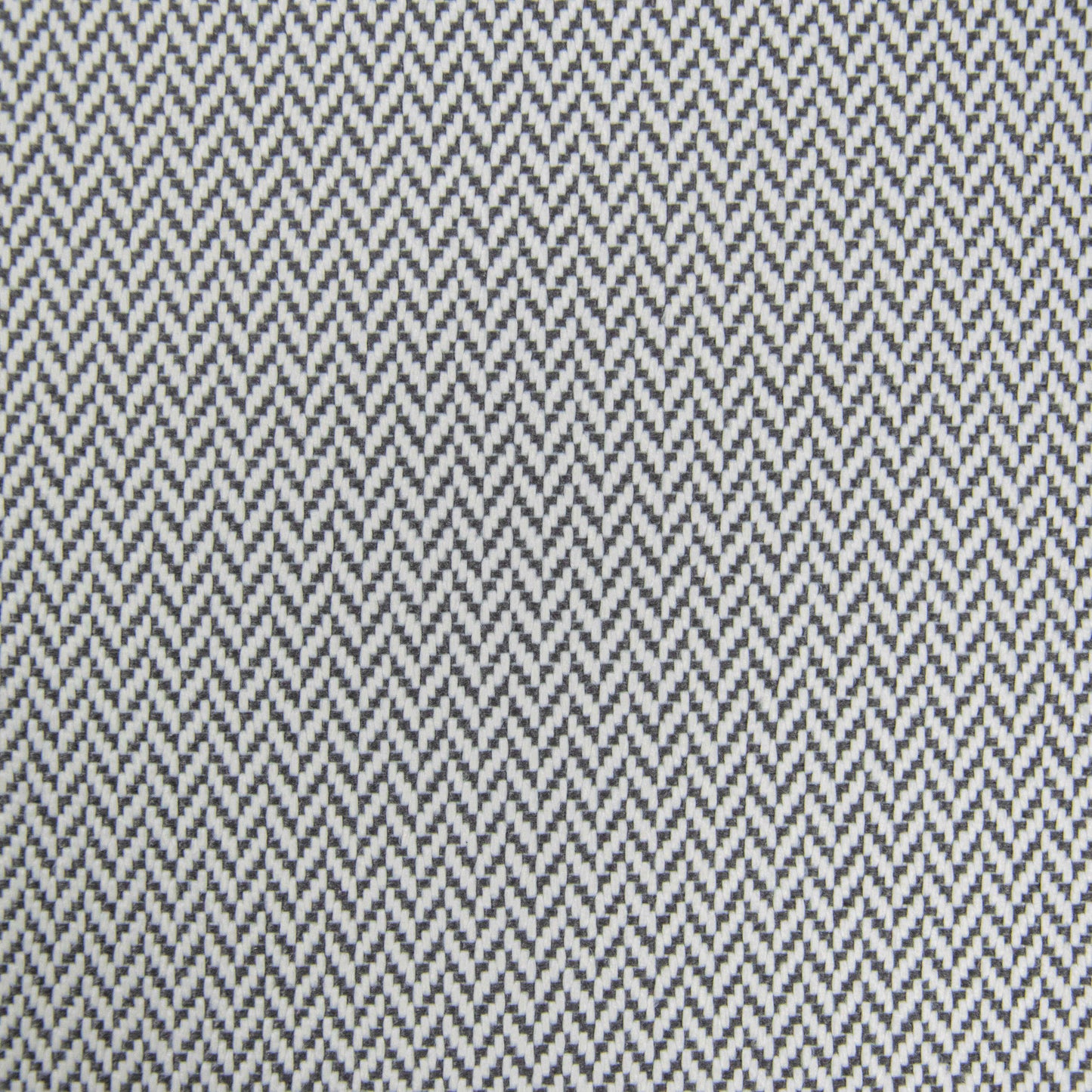 Detalle de un diseño de espiga en zigzag blanco y negro sobre tejido texturizado, ideal para el Pouf Plus 70 Canaria - uso exteriores. Perfecto como puf exterior resistente y ofreciendo un asiento cómodo para cualquier espacio.