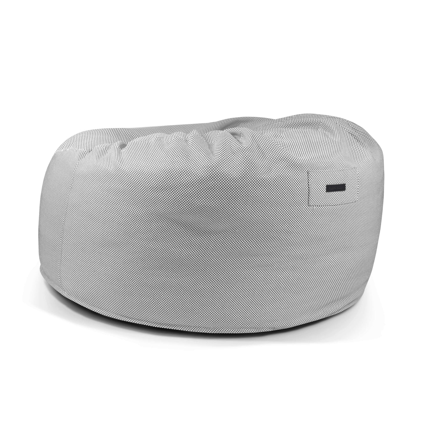 El Foam Bean Bag OM 110 Barcelona, en gran tejido gris claro con una sutil textura, se asienta sobre un fondo blanco, ofreciendo un asiento ergonómico perfecto para relajarse con estilo.