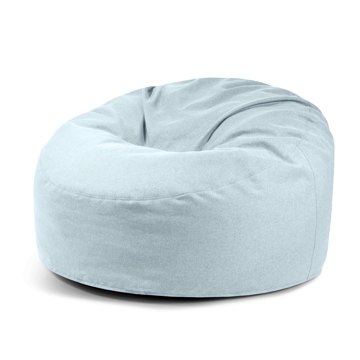El Foam Bean Bag Om 135 Riviera, de color azul claro y forma redonda, proporciona un asiento cómodo y un aspecto elegante para uso en exteriores, mostrado sobre fondo blanco.