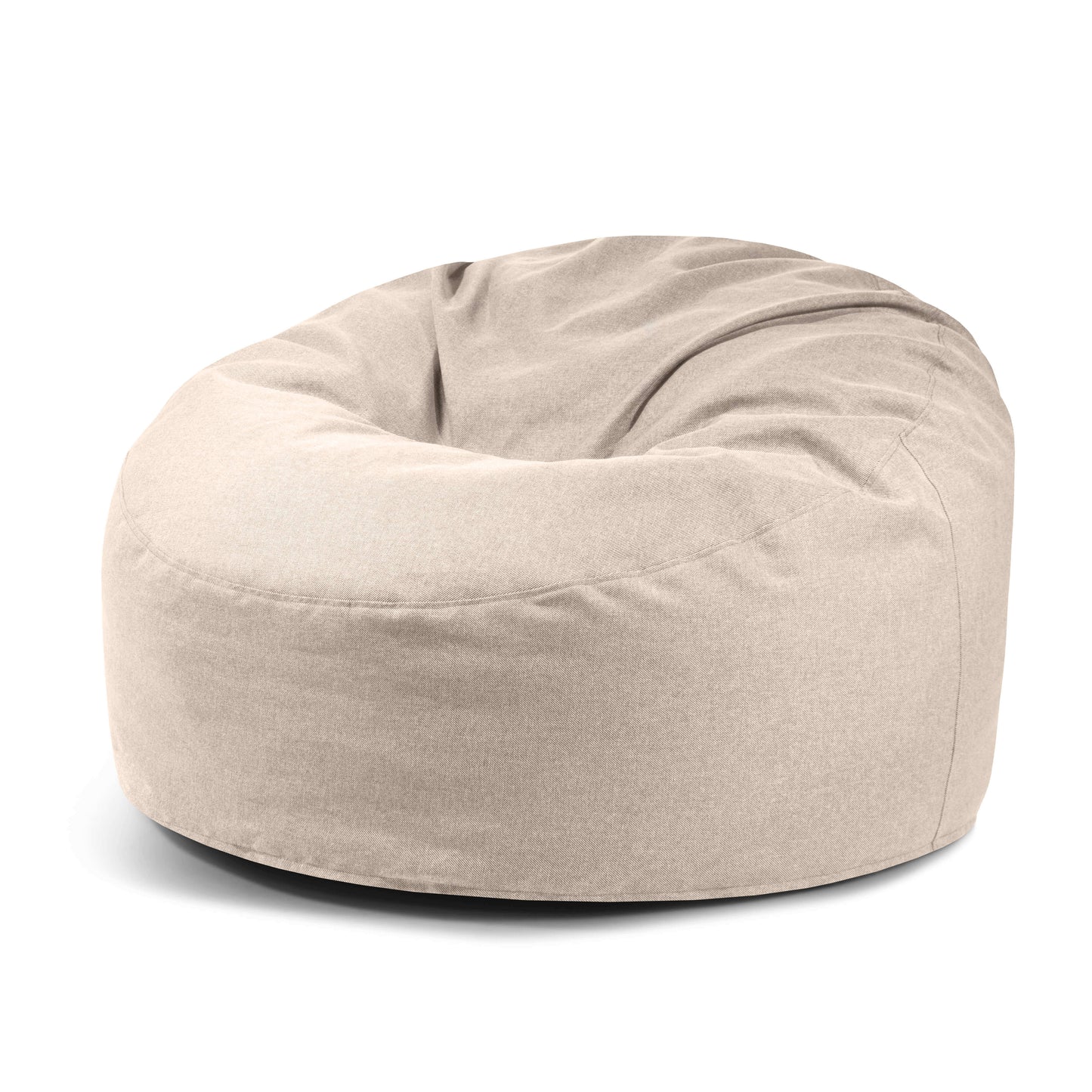 El Foam Bean Bag Om 135 Riviera, de color beige y diseño redondeado, es un asiento ergonómico ideal para exteriores y para relajarse cómodamente sobre un fondo blanco liso.