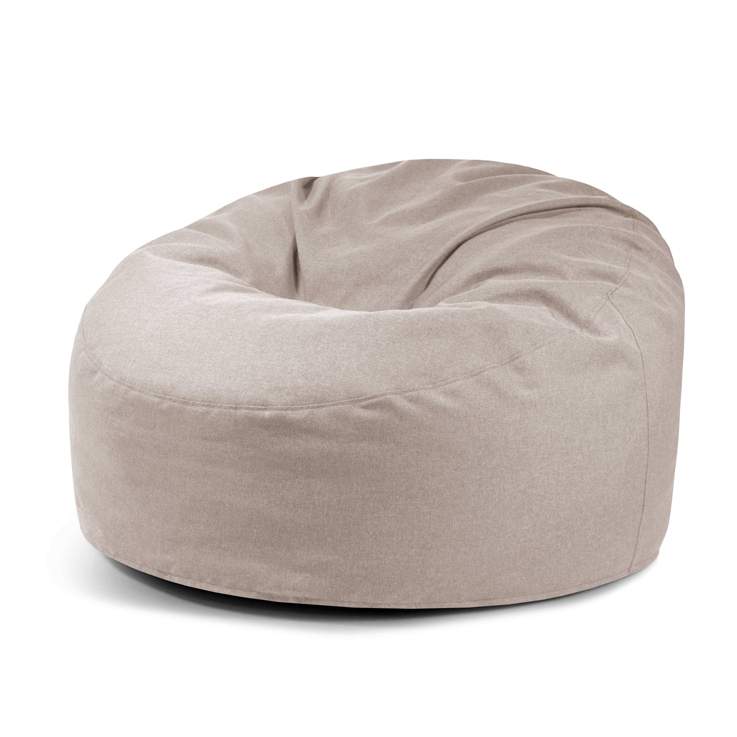 El Foam Bean Bag Om 135 Riviera es un gran sillón redondo de color beige con una suave funda de tela para uso en exteriores, que ofrece comodidad ergonómica y se muestra sobre un fondo blanco liso.