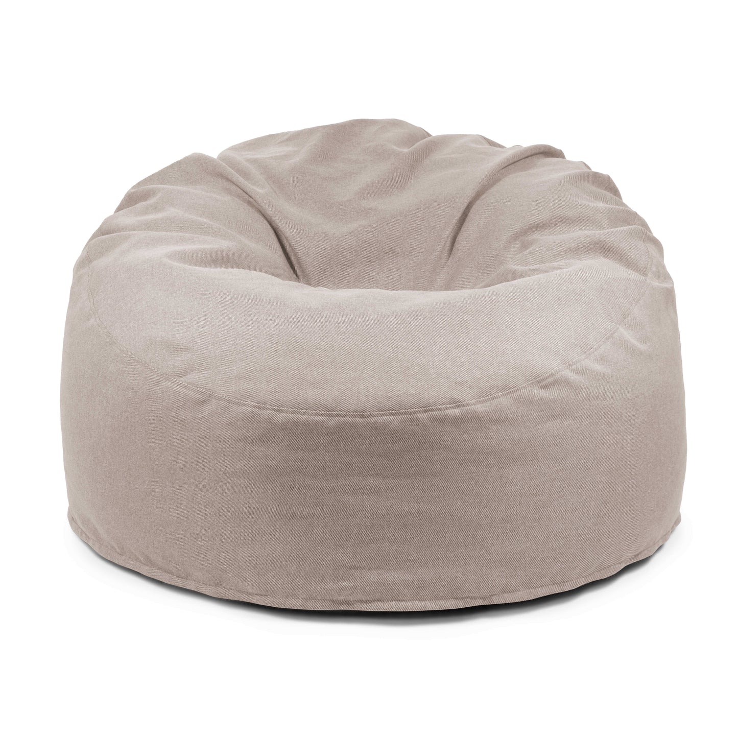 El Foam Bean Bag Om 135 Riviera, diseñado para su uso en exteriores, presenta una funda de tela beige con una forma redonda y suave y una superficie ligeramente arrugada para sentarse cómodamente, sobre un fondo blanco.