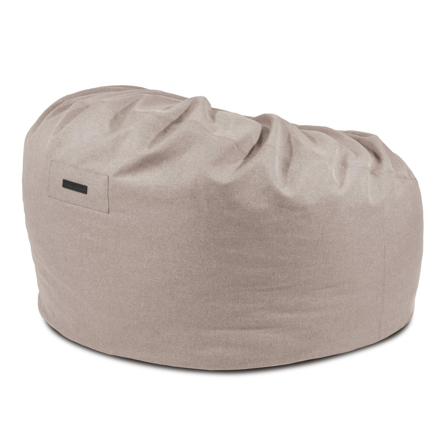 El Foam Bean Bag Om 135 Riviera es un sillón grande de color beige claro con funda de tela para uso exterior, que ofrece un asiento cómodo, mostrado sobre un fondo blanco liso.