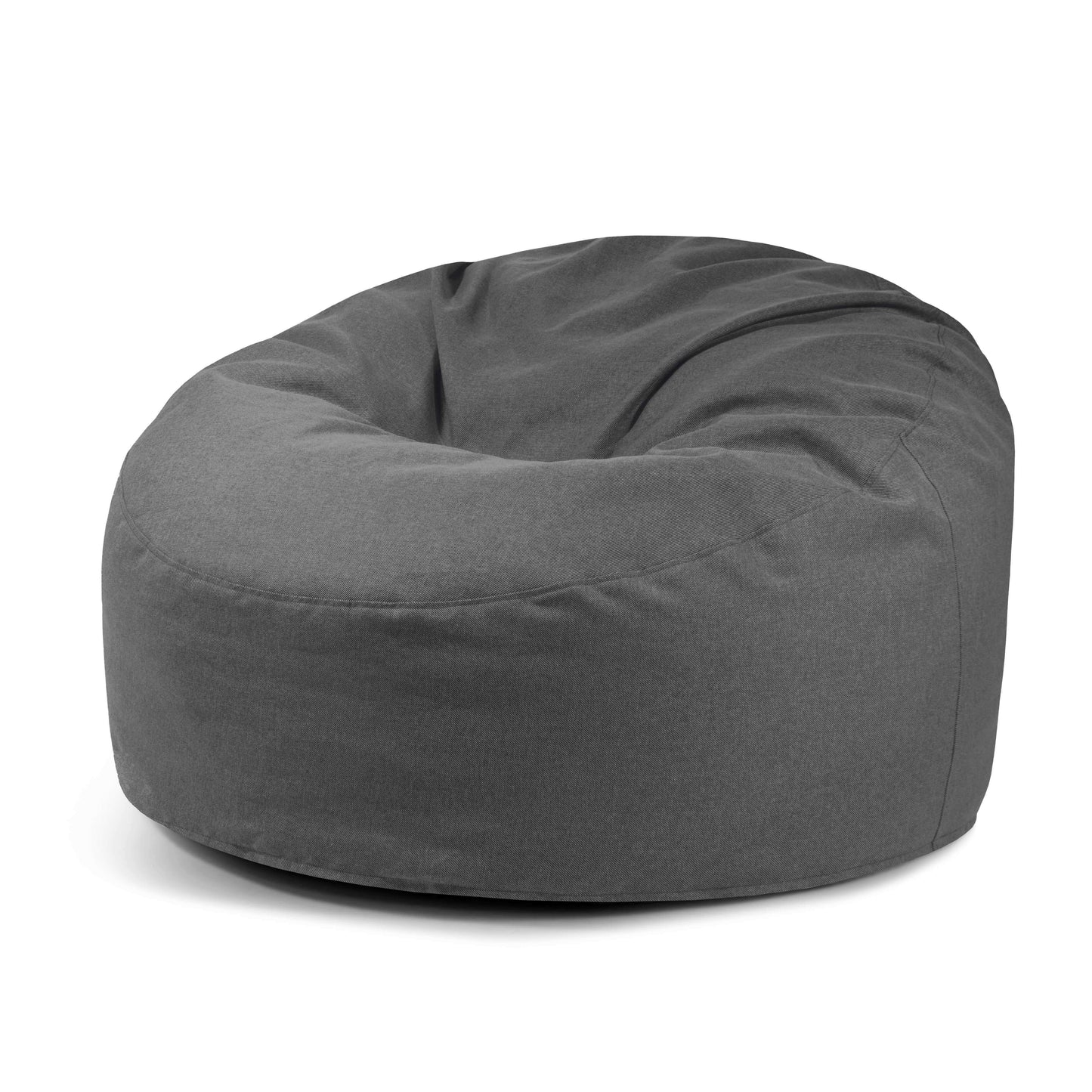 El Foam Bean Bag Om 135 Riviera es un sillón redondo de color gris oscuro con un asiento ligeramente hendido para mayor comodidad, ideal para exteriores y que se muestra sobre un fondo blanco.