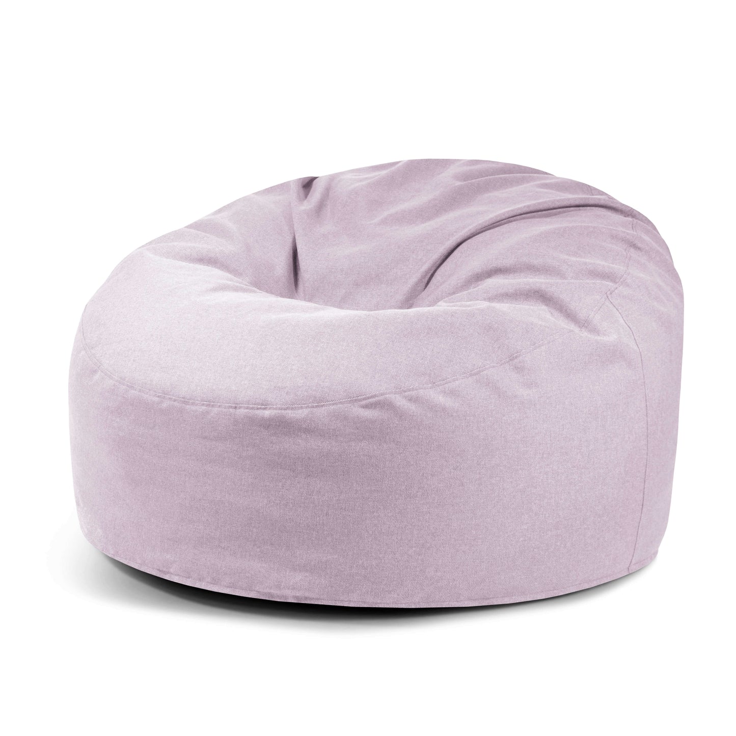 El Foam Bean Bag Om 135 Riviera en púrpura claro tiene una forma suave y redondeada para un asiento cómodo, está diseñado para uso en exteriores y se muestra sobre un fondo blanco.