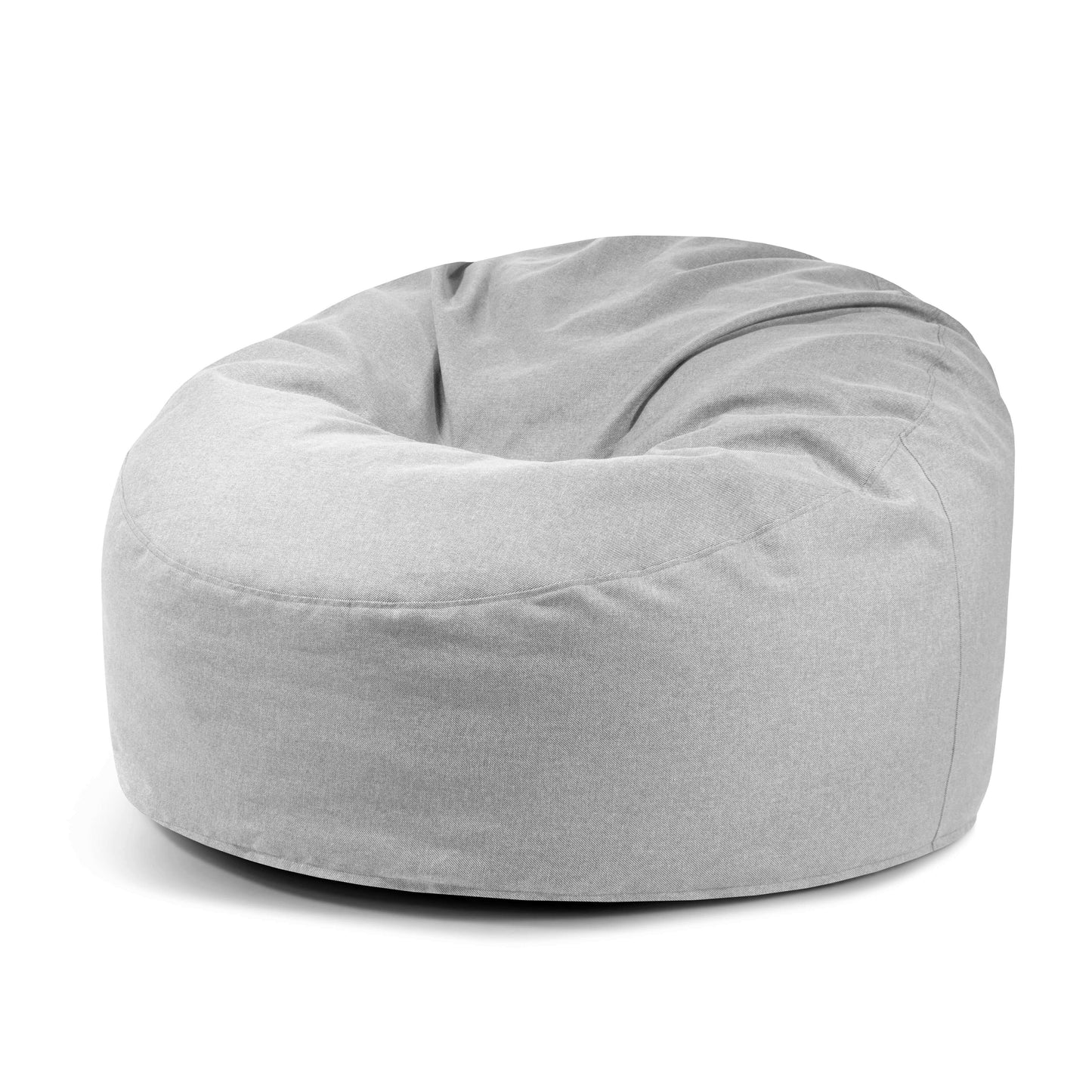 El Foam Bean Bag Om 135 Riviera, de color gris claro con forma suave y redondeada y costuras visibles, ofrece un asiento cómodo para exteriores sobre un fondo blanco liso.