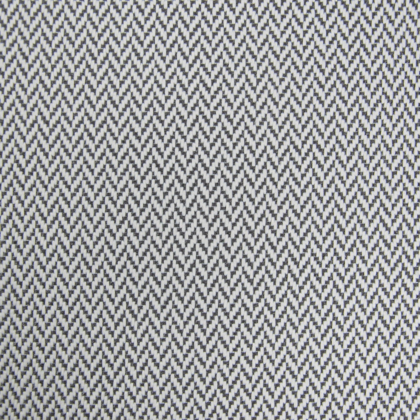 Detalle del tejido chevron blanco y negro del Foam Bean Bag Om 85 Canaria, diseñado para uso exterior, con líneas repetitivas en forma de V que forman un moderno patrón geométrico.