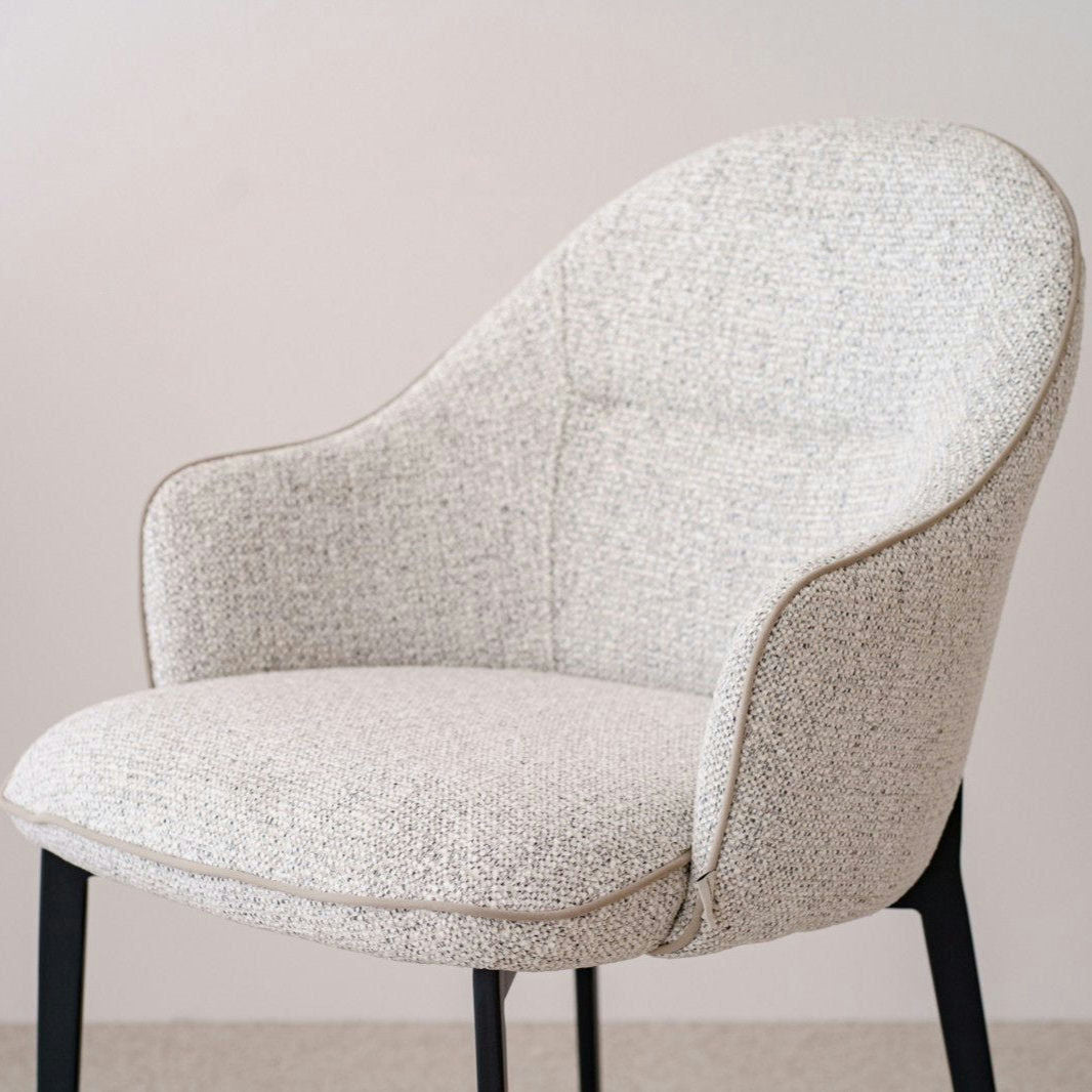 Explora el Pack 2 Sillas de comedor tapizadas Beige y Gris Elna, que incluye una moderna silla tapizada en beige con respaldo curvo y elegantes patas de metal negro. Combinando estilo y comodidad, añade sin esfuerzo un toque elegante a cualquier espacio con su inconfundible diseño contemporáneo.