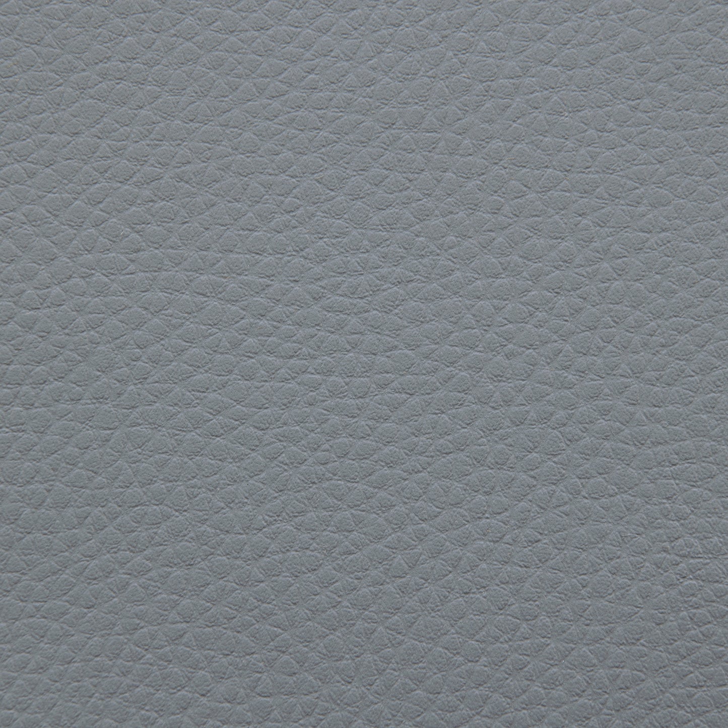 Detalle de la superficie de piel gris texturizada con un fino dibujo de guijarros del Bean bag Play Outside - uso exterior, perfecto para sentarse de forma ergonómica o para añadir estilo a cualquier espacio exterior.