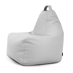 El Bean bag Play Canaria - uso exteriores es un puff gris claro con respaldo alto, base cuadrada y asa de tela, ideal para niños y adultos como asiento ergonómico, mostrado sobre fondo blanco.